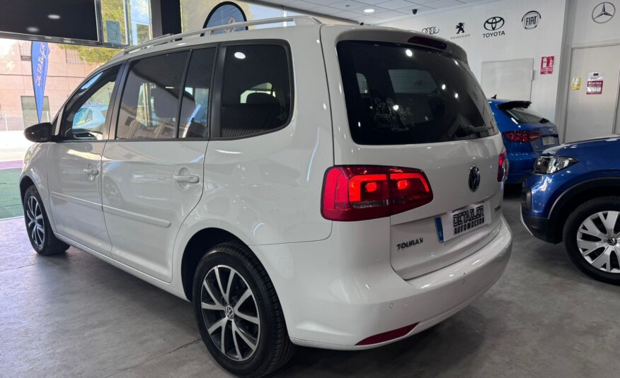 VOLKSWAGEN Touran 2016