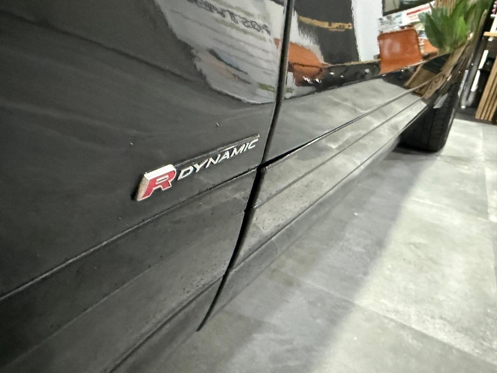 LAND-ROVER VELAR 2.0 R-DINAMIC