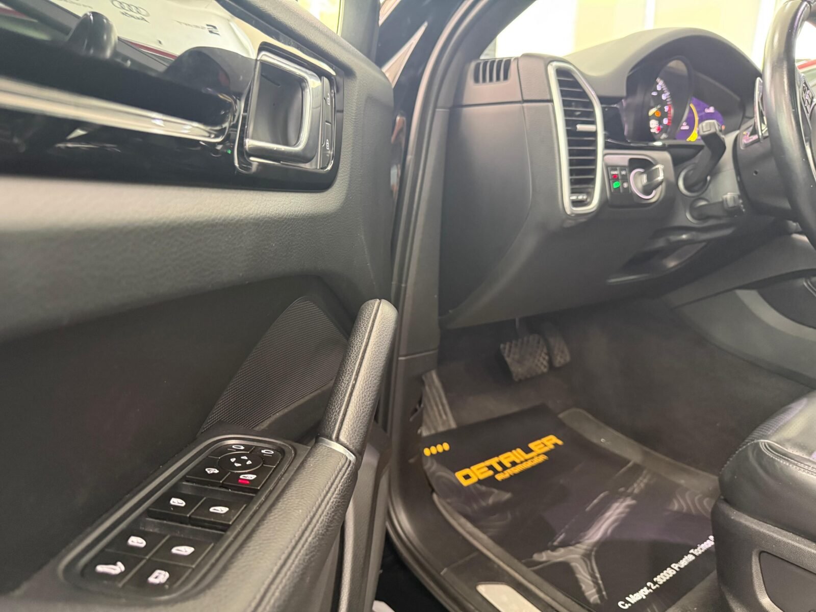 PORSCHE E-HYBRID